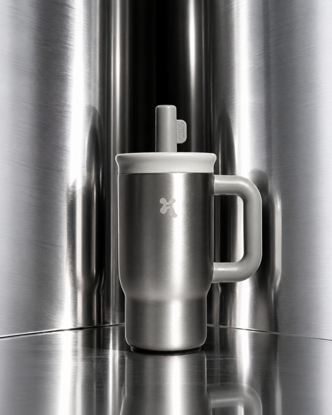 Tumbler stainless steel Kara Bottles Quick Sip silver dengan sedotan, latar logam mengkilap